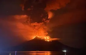 La erupción del miércoles en la noche del volcán Ruang, en las Islas Cébeles