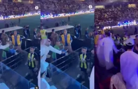 Momento de la agresión del aficionado del Al Ittihad al jugador Abdul Razzaq Hamdallah.