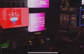 La portada de 'Junior de Barranquilla Inédito', proyectada en una de las pantallas de Times Square. 
