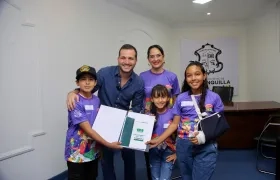 Presidente del Concejo de Barranquilla junto a niños.