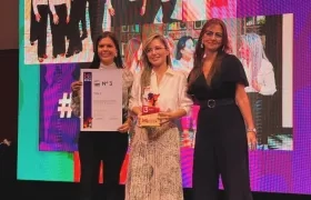 Lina Márquez, gerente de Gestión Humana de Triple A, recibió la distinción a nombre de la compañia