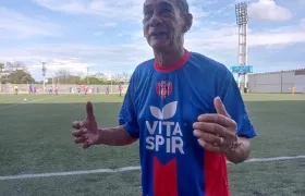 Con 75 años, Raúl Peñaranda todavía se juega sus partidos en Santa Marta. 