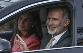 Los reyes Felipe VI y Letizia saludan tras visitar a la reina Sofía.