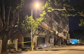 Uno de los inmuebles a punto de colapsar en Taiwán