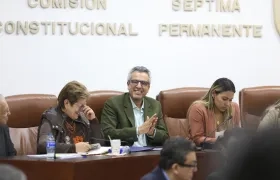 El ministro de Trabajo, Gloria Inés Ramírez, y el ministro de Interior, Luis Fernando Velasco, en la Comisión Séptima de la Cámara.