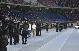 La Policía tuvo que intervenir para controlar la riña en la tribuna sur. 