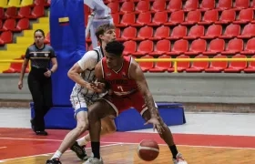 El panameño Amílcar Sánchez, de Titanes, protege la pelota ante la presión de un rival.