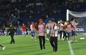 La invasión de la cancha por aficionados del Junior produjo que el partido contra Bucaramanga estuviera suspendido durante 35 minutos.