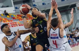 Amílcar Sánchez y Hansel Atencia, de Titanes, intentan bloquear a Romario Roque.