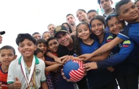 El Alcalde Alex Char con los niños del barrio La Magdalena.