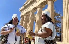 Los líderes arhuacos Noel Torres Izquierdo y Luis Salcedo, frente al templo del Partenón en la Acrópolis de Atenas