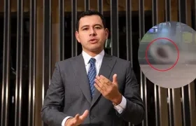 El impacto de la bala fue en la ventana del vehículo.