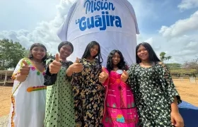 Comunidad y de fondo un tanque de almacenamiento de 10.000 litros.