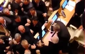 Momentos en que los legisladores se fueron a los puños. 