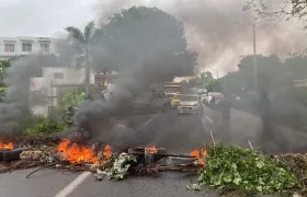 Protestas en la vía a Turbaco para que no se reactive el cobro del peaje. 