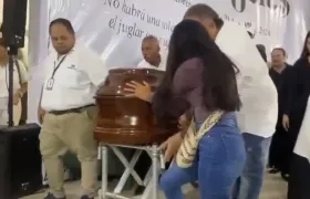 Trasladan cuerpo de Omar Geles a la Plaza Alfonso López. 