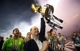 Massimiliano Allegri con el trofeo de campeón de la Copa de Italia. 