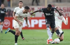 Luiz Henrique intenta escaparse ante la marca de Rodrigo Ureña y Matías Di Benedetto.