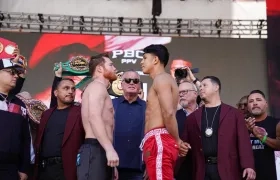 Saúl 'Canelo' Álvarez y Jaime Munguía frente a frente después de la ceremonia de pesaje. 