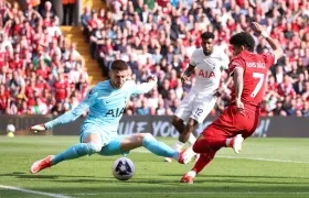 Mano a mano de Luis Díaz con el portero del Tottenham,  Guglielmo Vicario.