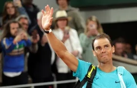 Rafel Nadal se despide del público tras su derrota ante Zverev. 
