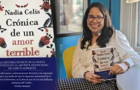 La escritora cartagenera Nadia Celis con su obra “Crónica de un amor terrible”