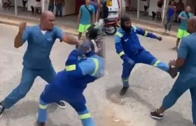 Usuario y técnico de Air-e peleando. 
