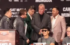 'Canelo' Álvarez por poco se va a las manos con De la Hoya durante la rueda de prensa en Las Vegas. 