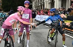 Tadej Pogacar se saluda con el colombiano Daniel Martínez antes de arrancar la tercera etapa. 