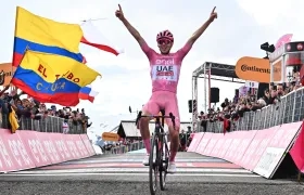 Con el fondo de banderas colombianas, Tadej Pogacar celebra su triunfo en Livigno. 