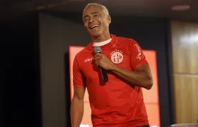 Romario con la camiseta del América de Río de Janeiro, club en el que juega y es presidente. 