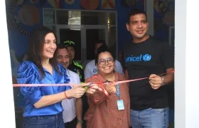 Katia Nule de Char corta la cinta de la Sala de Protección para niños y adolescentes
