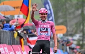 Tadej Pogacar muestra en sumano derecha el número de etapas ganadas en el Giro de Italia. 