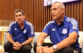 Hernán Torres grabó un video con el jefe de prensa del Emelec, Carlos Usategui.