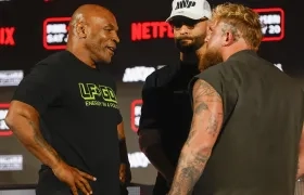 Mike Tyson con Jake Paul durante un evento promocional de su combate. 