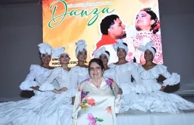 Presidenta de la Sala General de Unisimón, Ana Bolívar de Consuegra, junto a las bailarinas del grupo de danza.