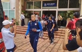 Gabriel Fuentes a la salida del sitio de concentración rumbo al autobús.  