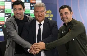 Xavi Hernández, con Deco y Joan Laporta, el pasado 24 de abril, cuando fue ratificado como entrenador del Barça.