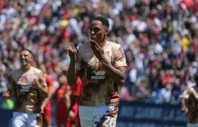 Yerry Mina festeja el gol que le dio el empate al Cagliari ante Lecce.