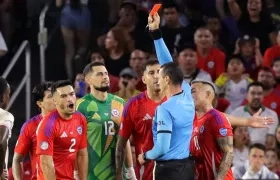 El árbitro colombiano Wilmar Roldán fue protagonista en el juego.