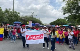 Bloqueos intermitentes de docentes en la calle 30