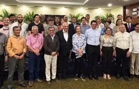 La delegación del Gobierno y del ELN en la reunión de mayo en Caracas