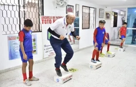 Jesús 'Toto' Rubio, en plena labor con los niños de su escuela, en el inmueble entregado por la SAE.