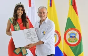 Lina Zambrano con el gobernador Eduardo Verano.