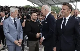 Los presidentes de Ucrania, Volodímir Zelenski; Estados Unidos, Joe Biden, y Francia, Emmanuel Macron, en la ceremonia. 