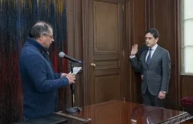 Luis Carlos Reyes tomando posesión ante el Presidente Petro.