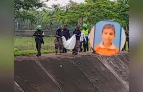 Las autoridades con el cuerpo del niño.