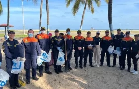 Personal de la Dimar en la recuperación de material reciclable en playas.