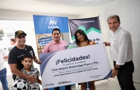 El alcalde Alejandro Char y el gerente de Marval Costa, José Luis Páez, con Yaris Madarriaga y su familia
