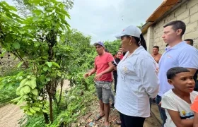Yenis Orozco, alcaldesa de Malambo, en recorrido por barrios afectados.